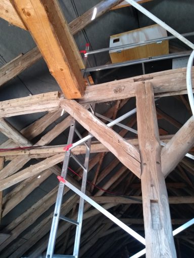 Eulen- Nistkasten auf dem Heuboden des Pferdestalls